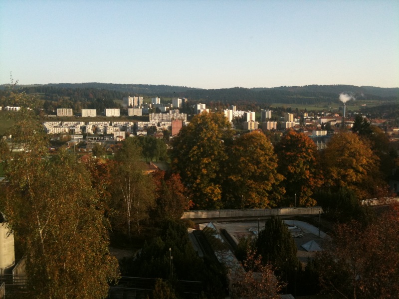 Le soleil est omniprésent au-dessus du stratus