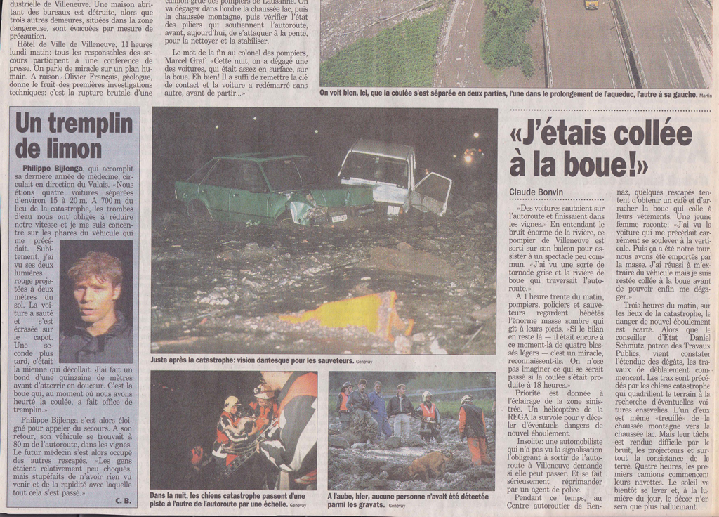 Les voitures sont enchevêtrées dans la boue