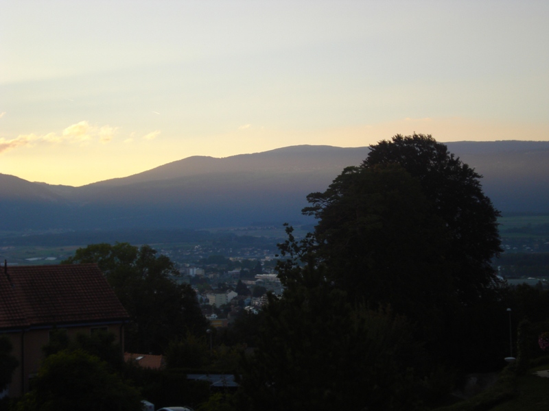 Le soleil se cache derrière la chaine du Jura